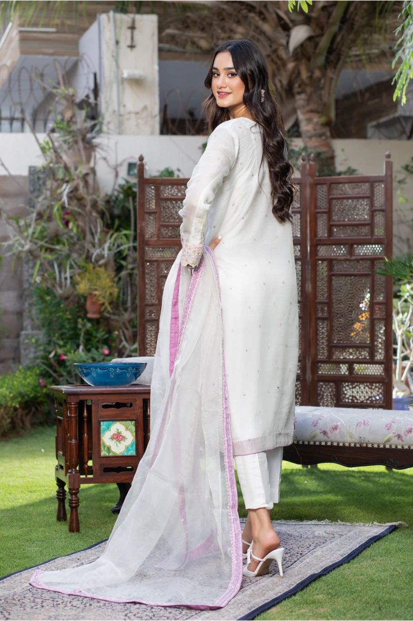 Top 50+ Latest White Dress Design for Eid 2023| Designer White Suit/Frock/Kurti  for Girls… | Dress design patterns, Trendy cocktail dresses, Pakistani  fancy dresses