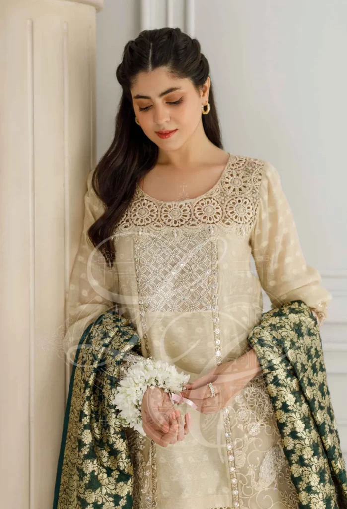 Short Tunic With Layered Gharara - Image 4