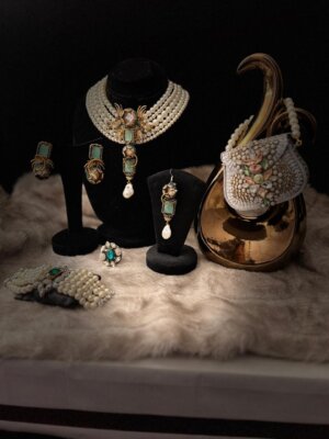 Aura-e-Noor - Treasure World
