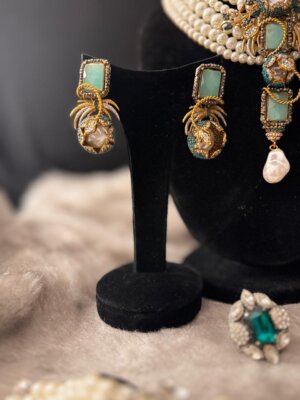 Aura-e-Noor - Treasure World